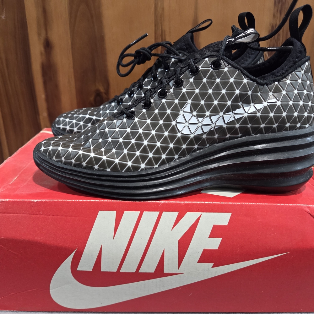 Nike Men's Black and White Athletic Shoes